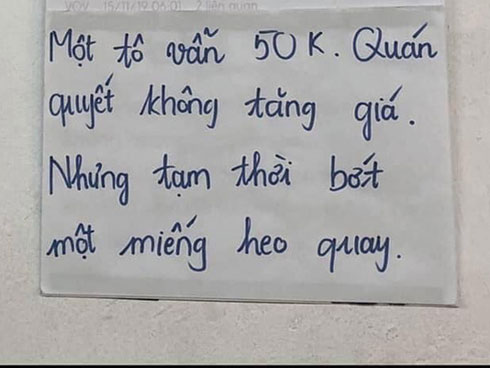 Người đàn ông chạy xe máy trên phố và tấm biển 6 chữ khiến tất cả vừa giận vừa thương-2