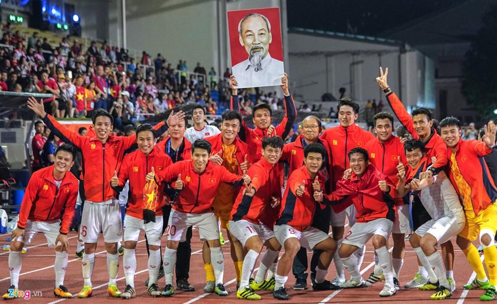 Quang Hải, Văn Hậu và các cầu thủ U22 Việt Nam được vinh danh từ bé-1