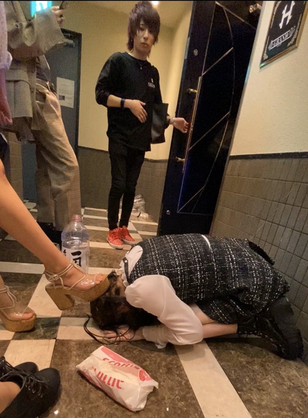 Phát hiện người yêu và bạn thân lén lút qua lại, cô gái trẻ trừng trị tiểu tam bằng hành động bạo lực bị dân mạng lên án dữ dội-2