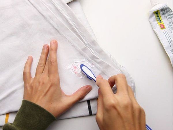Lấy kem đánh răng bôi vào nách áo, loại sạch vết bẩn, áo cũ mà tưởng áo mới mua-2