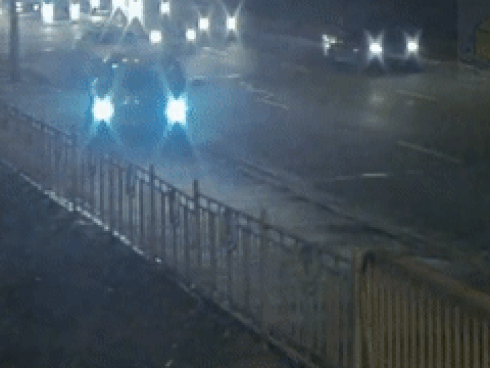 Nữ tài xế lái ôtô đâm bay lan can cầu vượt, rơi xuống nhà dân