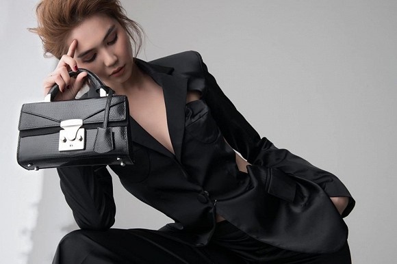 Stylist tung bộ ảnh gồm 80 kiểu pose đau lưng, mỏi gối, tê chân, nhức đầu... của Ngọc Trinh-2