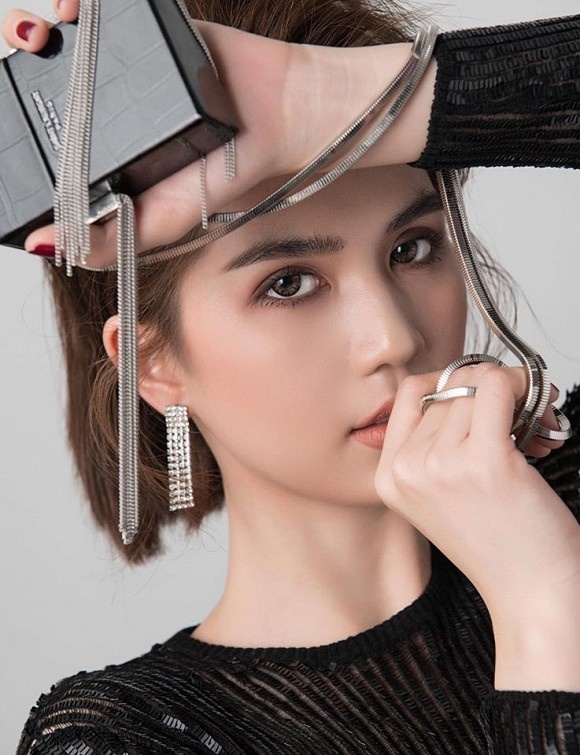 Stylist tung bộ ảnh gồm 80 kiểu pose đau lưng, mỏi gối, tê chân, nhức đầu... của Ngọc Trinh-4