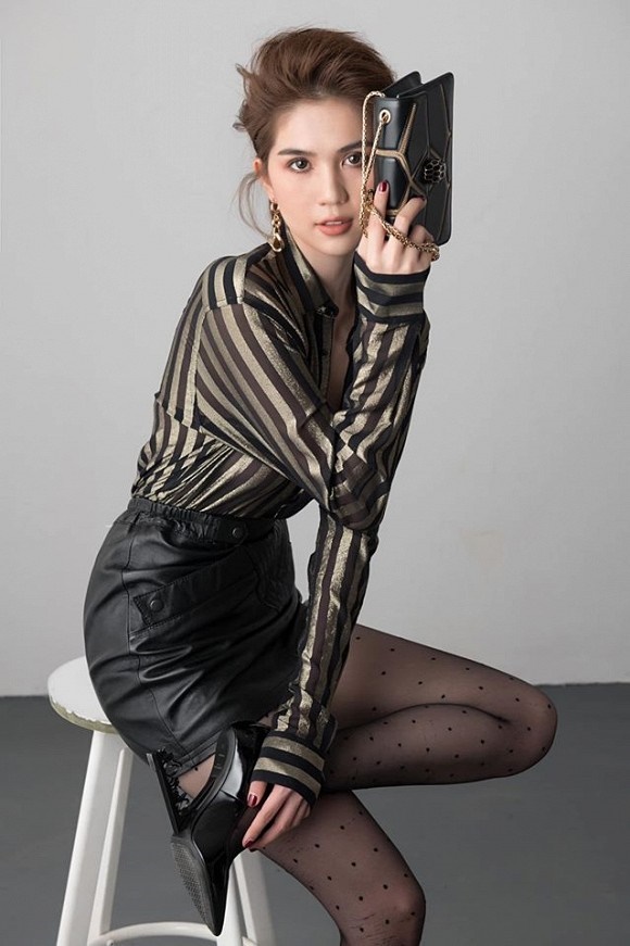 Stylist tung bộ ảnh gồm 80 kiểu pose đau lưng, mỏi gối, tê chân, nhức đầu... của Ngọc Trinh-6