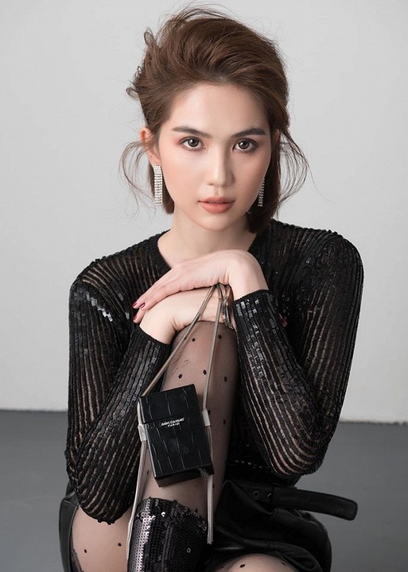 Stylist tung bộ ảnh gồm 80 kiểu pose đau lưng, mỏi gối, tê chân, nhức đầu... của Ngọc Trinh-7