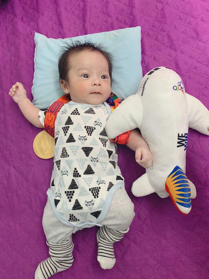 Đá SEA Games về được thưởng cả trăm triệu, Hùng Dũng bị vợ đẹp cằn nhằn vì quà của con-2