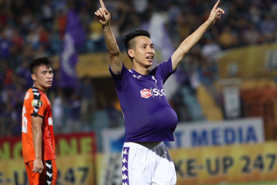 Đá SEA Games về được thưởng cả trăm triệu, Hùng Dũng bị vợ đẹp cằn nhằn vì quà của con-3