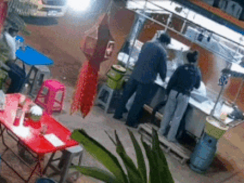 Xe bán tải tông vào xe bán hàng do tài xế ngủ gật