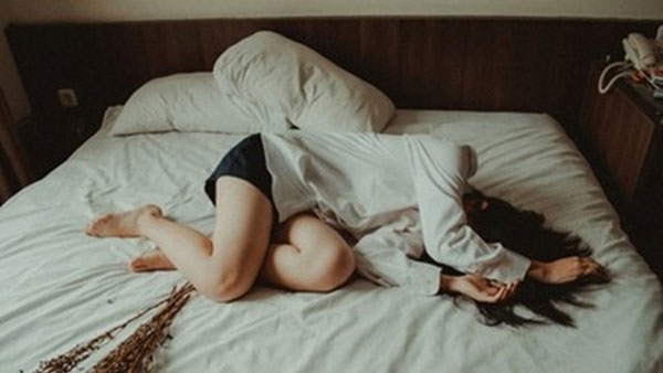 Đi uống rượu với 2 bạn nam sau thất tình, cô gái sốc nặng khi tỉnh dậy-1
