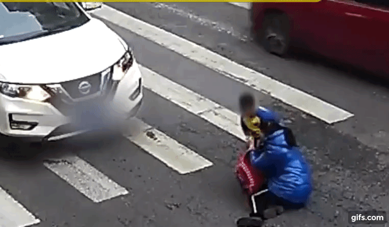 Hai mẹ con đi qua đường bất ngờ bị xe ô tô đâm trúng, con trai đã có hành động vừa đáng khen vừa bị chê trách-1