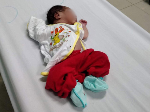 Bé sơ sinh bị bỏ rơi trước cổng nhà nghỉ kèm lời nhắn của mẹ-3