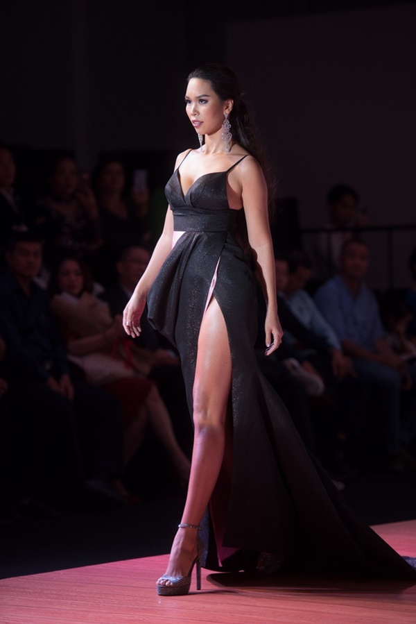 Hà Anh hớ hênh trang phục trên sàn diễn-1