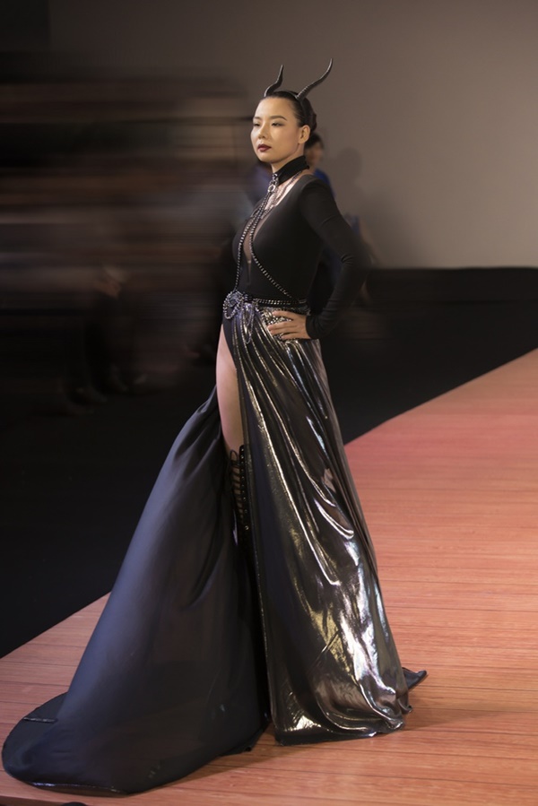 Hà Anh hớ hênh trang phục trên sàn diễn-2