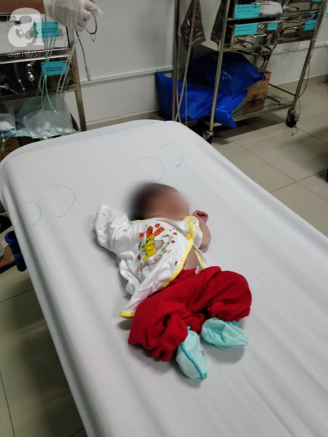 Bé gái Kon Tum nghi bị mẹ bỏ xuống hố phân sâu suy hô hấp, dạ dày còn máu và kiến cắn nhiều-2