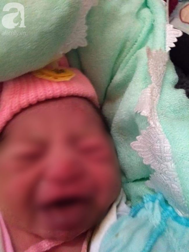 Bé gái Kon Tum nghi bị mẹ bỏ xuống hố phân sâu suy hô hấp, dạ dày còn máu và kiến cắn nhiều-3