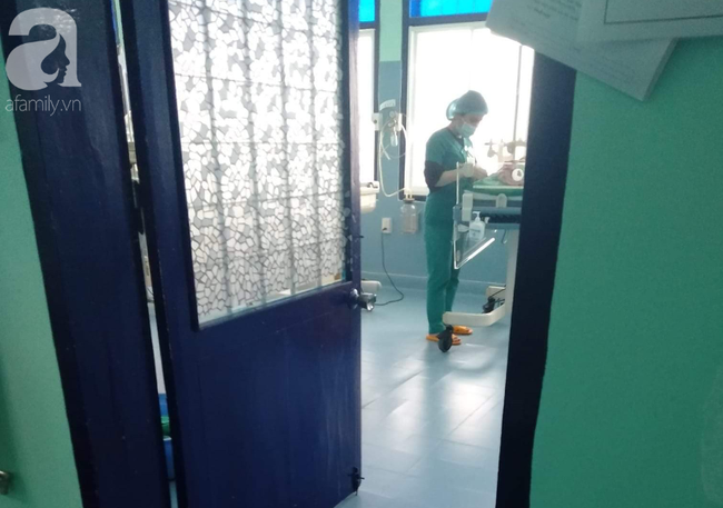 Bé gái Kon Tum nghi bị mẹ bỏ xuống hố phân sâu suy hô hấp, dạ dày còn máu và kiến cắn nhiều-4