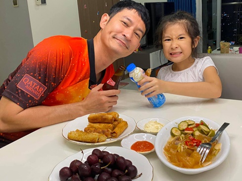 Được đi ăn buffet, con gái thích thú lấy đồ đầy đĩa nhưng lại bỏ dở, người mẹ đã có hành động khiến mọi người vỗ tay tán thưởng-4