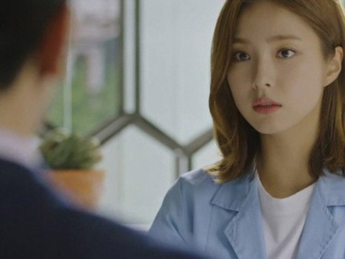 Bạn thân mở tiệc công khai người yêu, cả phòng im phăng phắc khi thấy gương mặt quen