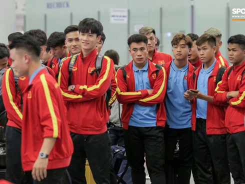 U22 Việt Nam khiến sân bay Nội Bài náo loạn tối 13/12, bị CĐV bao vây 10 phút mới xuống được xe buýt-17