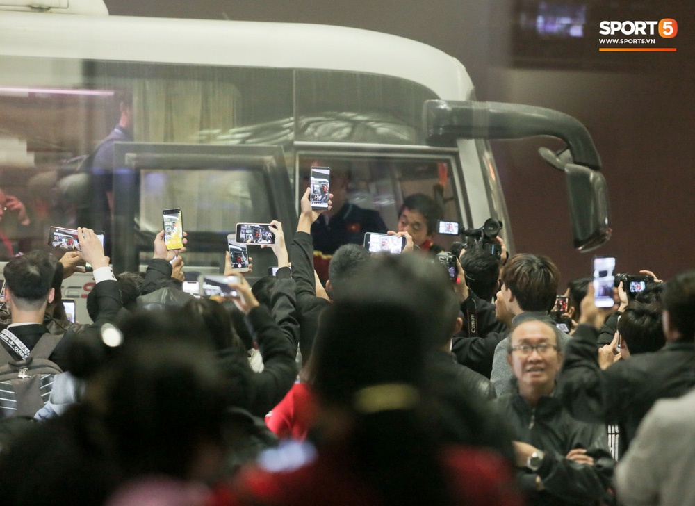U22 Việt Nam khiến sân bay Nội Bài náo loạn tối 13/12, bị CĐV bao vây 10 phút mới xuống được xe buýt-1