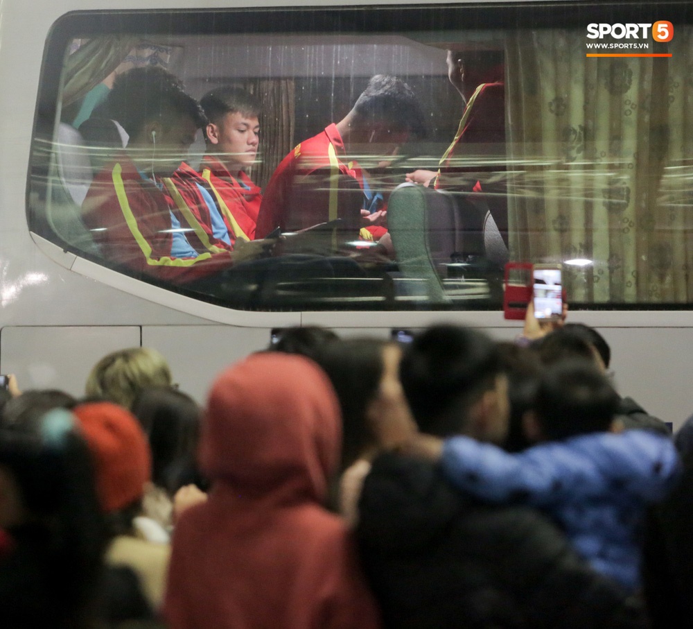 U22 Việt Nam khiến sân bay Nội Bài náo loạn tối 13/12, bị CĐV bao vây 10 phút mới xuống được xe buýt-3