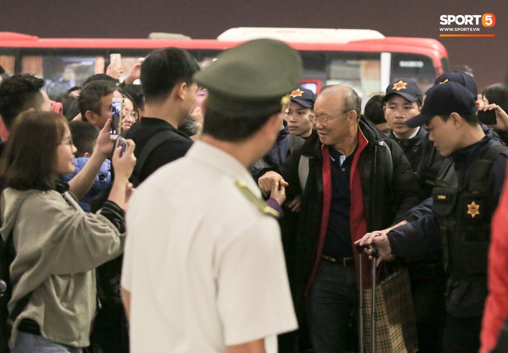 U22 Việt Nam khiến sân bay Nội Bài náo loạn tối 13/12, bị CĐV bao vây 10 phút mới xuống được xe buýt-4