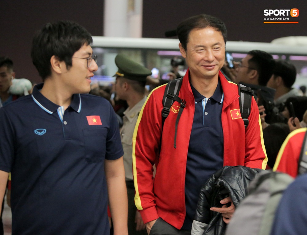 U22 Việt Nam khiến sân bay Nội Bài náo loạn tối 13/12, bị CĐV bao vây 10 phút mới xuống được xe buýt-10