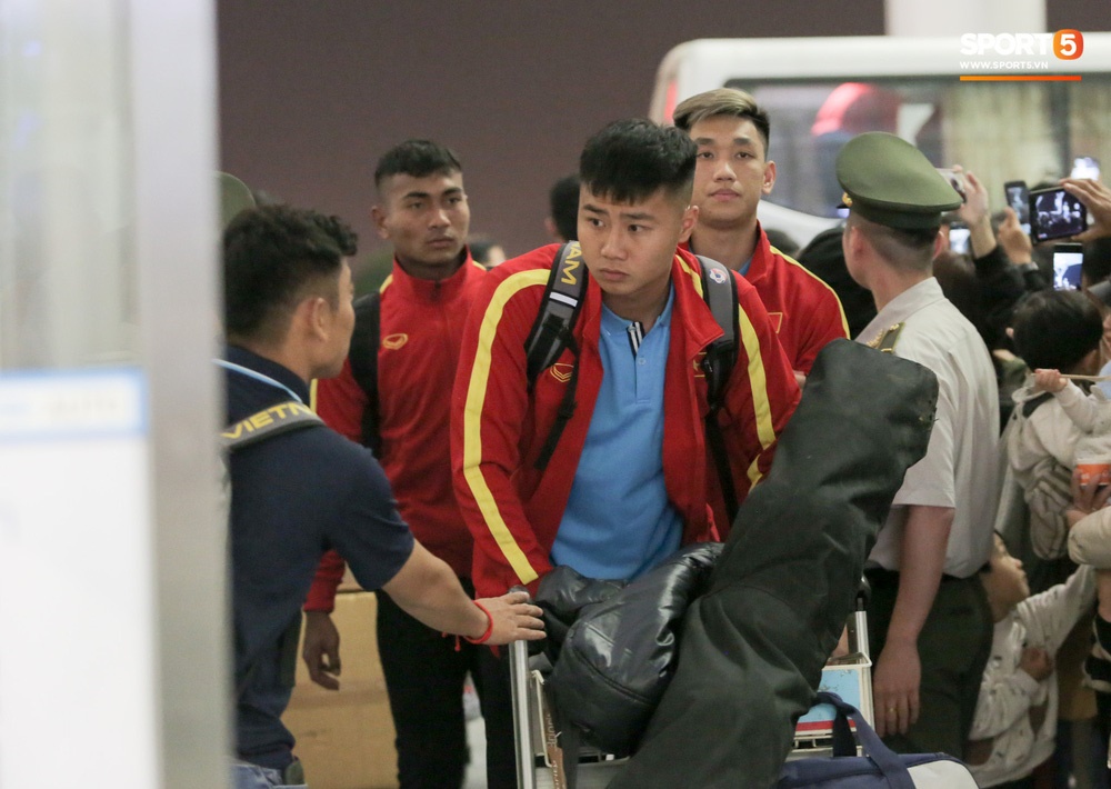 U22 Việt Nam khiến sân bay Nội Bài náo loạn tối 13/12, bị CĐV bao vây 10 phút mới xuống được xe buýt-11