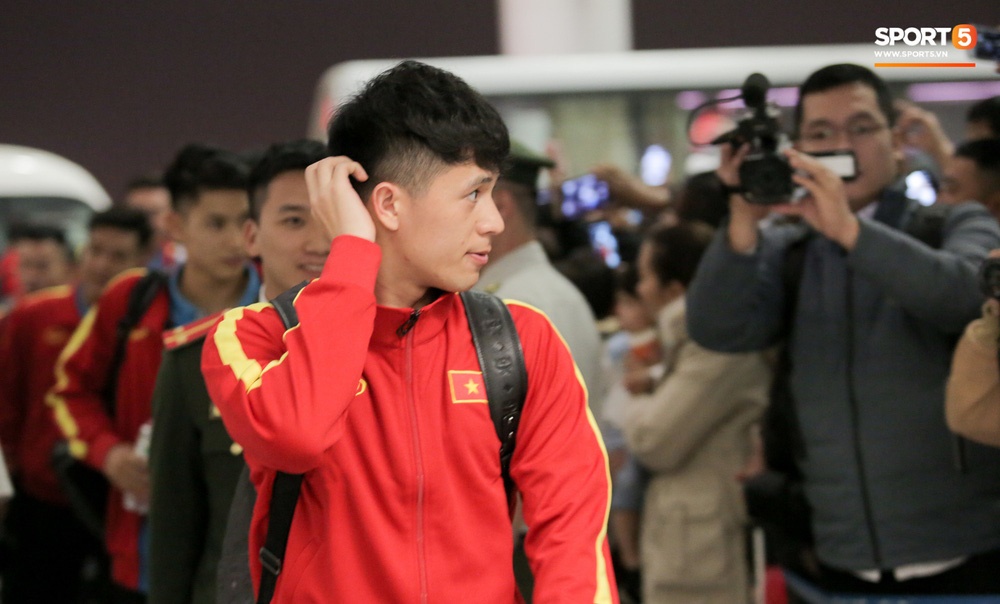 U22 Việt Nam khiến sân bay Nội Bài náo loạn tối 13/12, bị CĐV bao vây 10 phút mới xuống được xe buýt-12