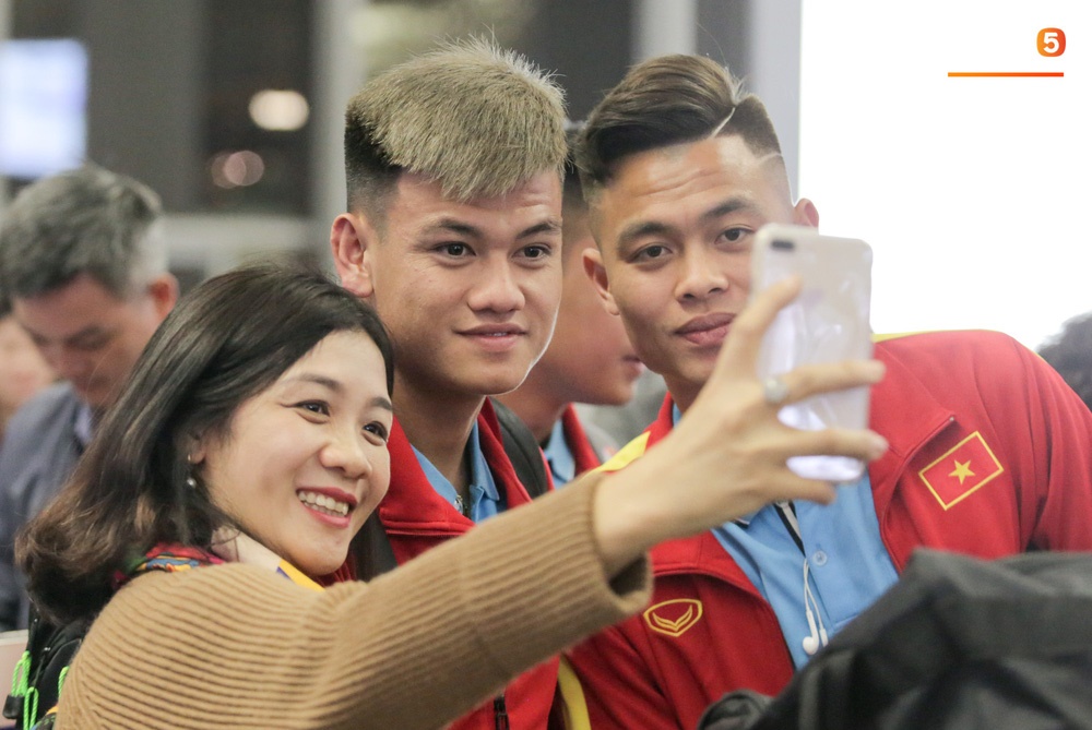 U22 Việt Nam khiến sân bay Nội Bài náo loạn tối 13/12, bị CĐV bao vây 10 phút mới xuống được xe buýt-13