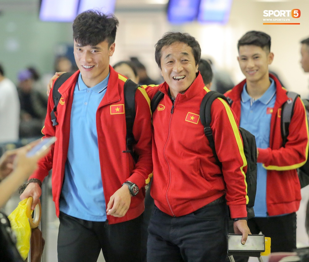 U22 Việt Nam khiến sân bay Nội Bài náo loạn tối 13/12, bị CĐV bao vây 10 phút mới xuống được xe buýt-14