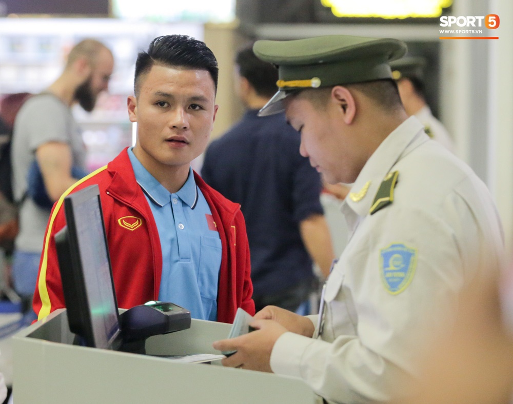 U22 Việt Nam khiến sân bay Nội Bài náo loạn tối 13/12, bị CĐV bao vây 10 phút mới xuống được xe buýt-15