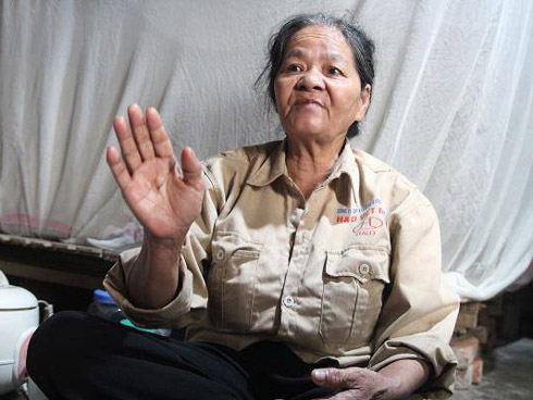 Người phụ nữ 26 năm ngủ ở nghĩa trang giữa Hà Nội: Ở đây tôi thấy khỏe hơn”-8