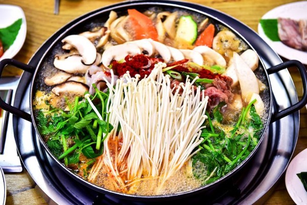 Nấu lẩu nên chọn nồi điện hay bếp từ để hiệu quả, lại tiết kiệm điện?-1