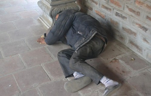 Thu nhập siêu khủng từ nghề ăn xin: Sốc với chiêu thức biến lành lặn thành tàn tật-1