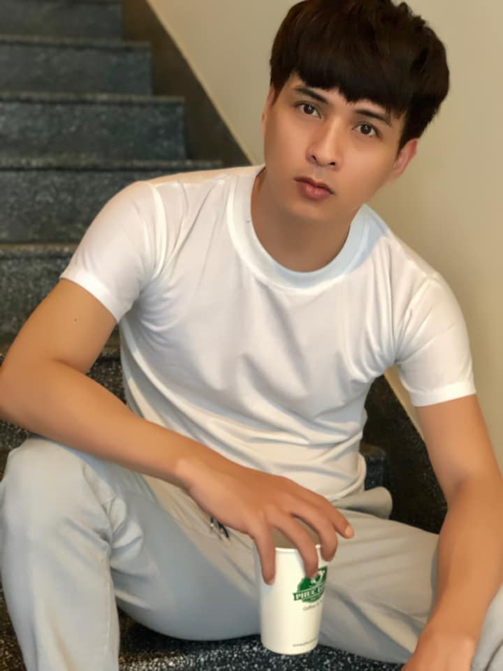 Cư dân mạng so sánh ngoại hình của Hồ Quang Hiếu với anh em sinh đôi tự nhận trong scandal bay lắc, cưỡng dâm: Giống quá, khác mỗi cái mặt-8