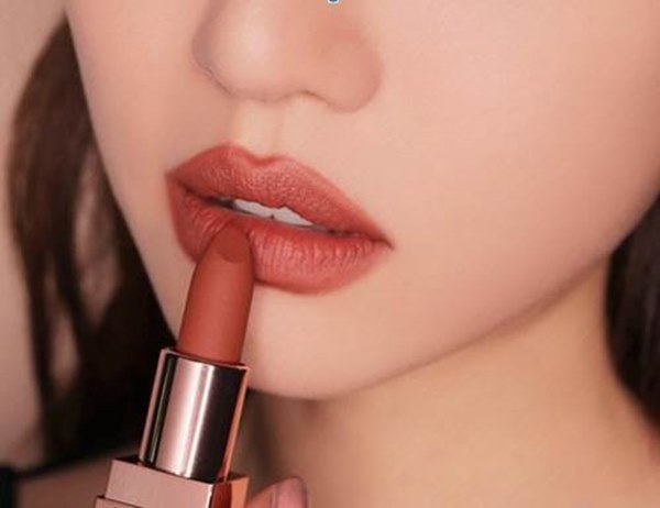 Mùa đông da tái nhợt, các nàng nên ưu tiên những màu son này cho gương mặt thêm bừng sáng-1