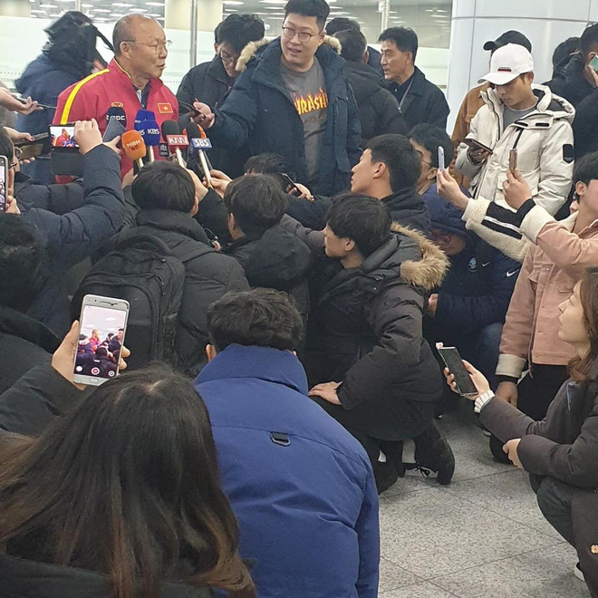 Báo chí Hàn Quốc đứng chật ở sân bay, săn đón U22 Việt Nam và HLV Park Hang-seo-4
