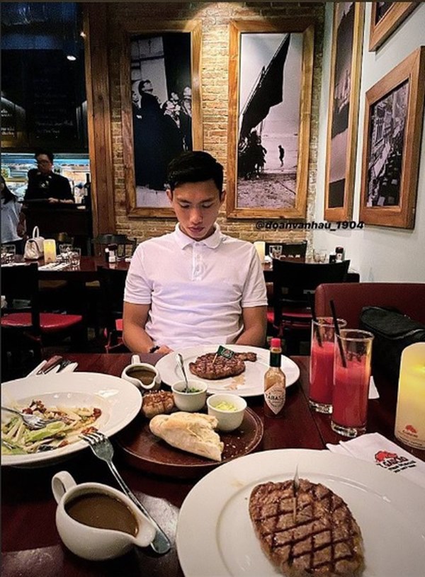 Dàn bạn gái cầu thủ Việt: Toàn con nhà trâm anh thế phiệt, xinh đẹp hơn người lại còn sở hữu học vấn siêu đỉnh-3