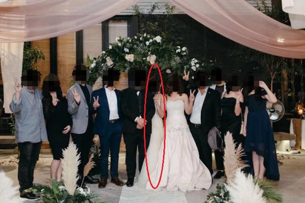 Đến dự hôn lễ của con gái, bà mẹ diện luôn váy cưới khiến dân mạng phẫn nộ, hoang mang không biết đâu là cô dâu-1