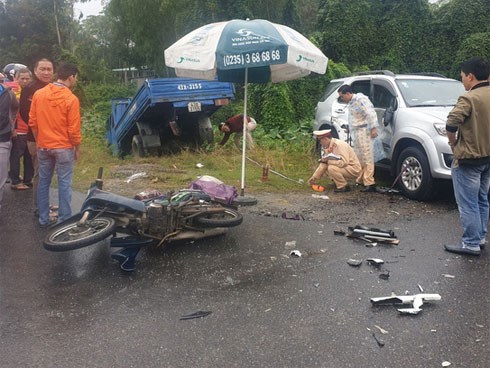 Nam sinh lớp 7 chết thảm trên đường đi học, cha và em nguy kịch sau tai nạn liên hoàn