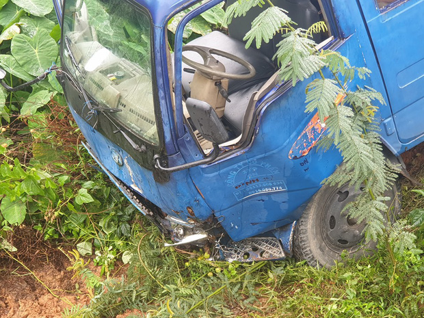 Nam sinh lớp 7 chết thảm trên đường đi học, cha và em nguy kịch sau tai nạn liên hoàn-2