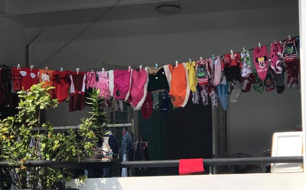 Dây phơi đồ trẻ sơ sinh sặc sỡ tiết lộ độ sang chảnh của nhà hàng xóm và sự thật bất ngờ-1