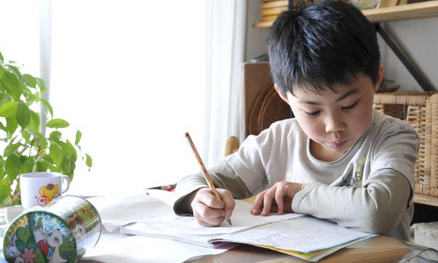 Cậu bé lớp 4 ước ao lấy được cô vợ hiền lành, nghe tới lý do mới thật bá đạo: Trong nhà có 1 người như mẹ là đủ rồi!-2