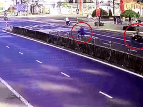 CLIP: Bị xe bán tải lao như 