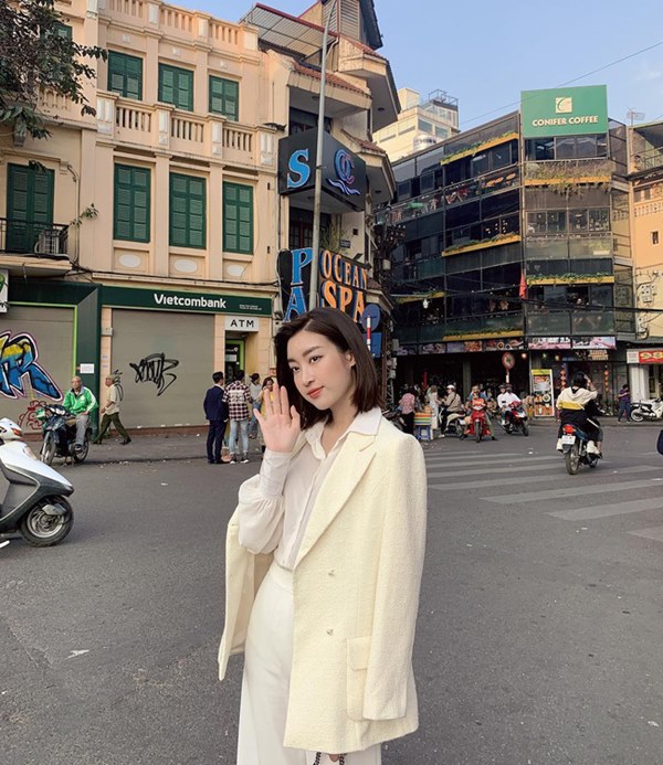 Không cần cầu kỳ cho mệt thân, HH Đỗ Mỹ Linh toàn diện đồ tối giản nhưng vẫn sang xịn khỏi bàn cãi-9