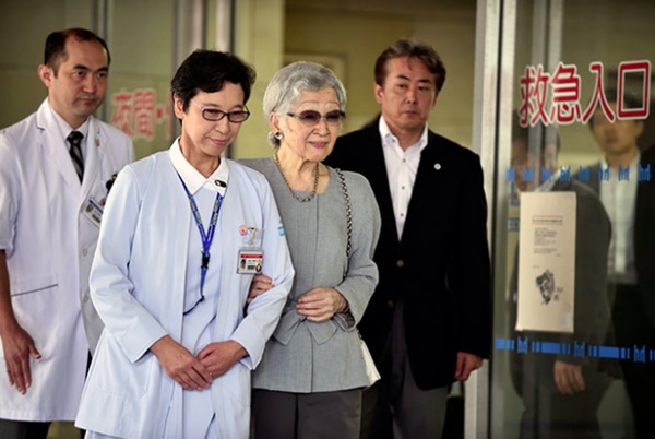 Hoàng gia Nhật thông báo: Cựu Hoàng hậu Michiko nhiều lần nôn ra máu và sụt cân nghiêm trọng khiến dư luận hoang mang, lo lắng-1