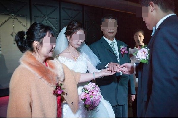 Ngày cưới, bố vợ đại gia chỉ tặng con gái đôi nhẫn cỏ khiến cả hội hôn xì xào bàn tán song câu nói của ông với chàng rể lại làm mọi người nghẹn ngào xúc động-2