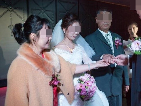 Ngày cưới, bố vợ đại gia chỉ tặng con gái đôi nhẫn cỏ khiến cả hội hôn xì xào bàn tán song câu nói của ông với chàng rể lại làm mọi người nghẹn ngào xúc động