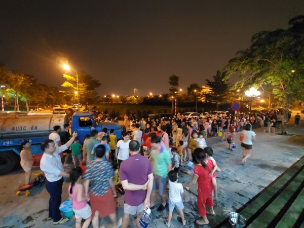 Hà Nội hứng thảm họa, dân bất an, nhà buôn được dịp hốt bạc-4